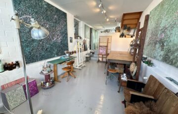 Ich führe keine Galerie und ich handel nicht mit Dingen. Als freiberuflicher Künstler würde ich mich damit auf einen schmalen Grat begeben. Angefangen mit dem Risiko meine Freiberuflichkeit zu verlieren, fortgeführt mit anderen Umsatzsteuersätzen und schließlich der wesentlich komplexeren Buchhaltung halte ich mich an das Motto: Keep It Simple. Bei mir gibt es meine Kunst und fertig.